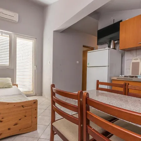 Apartmán Gorgeous In With Swimming Pool